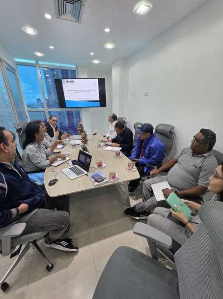 Reunión de trabajo con presentación sobre sistemas de medición y control en industria del gas y petróleo