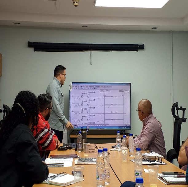 Presentación técnica con diagrama P&ID en sala de reuniones