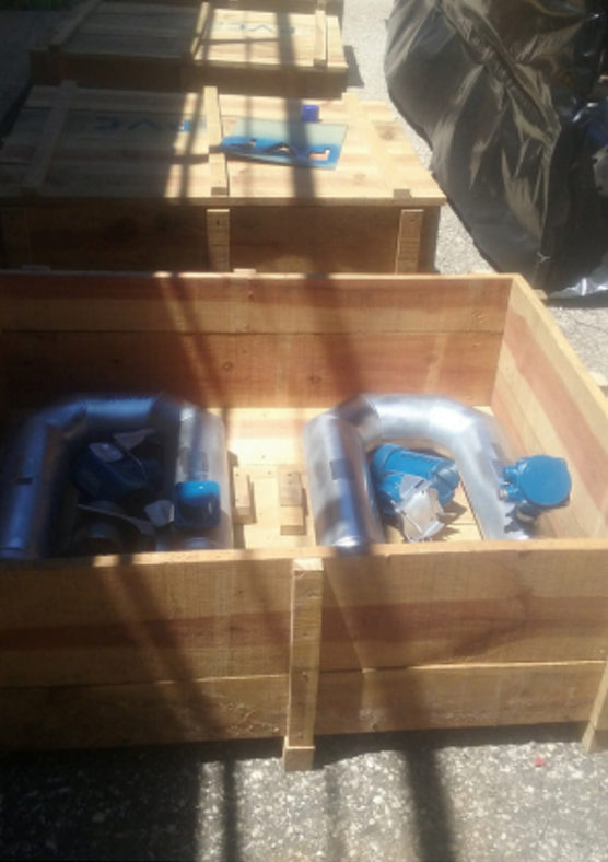 Equipo industrial empaquetado en cajas de madera para transporte