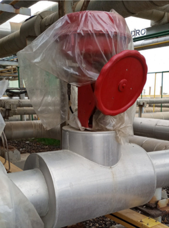 Válvula industrial de gran calibre con tuberías aisladas en instalación