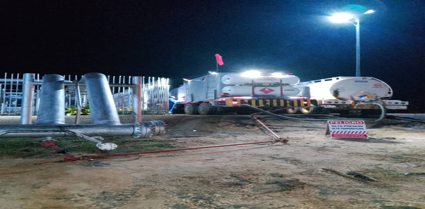 Operación nocturna con unidad de servicio y cisterna junto a tuberías de alta presión