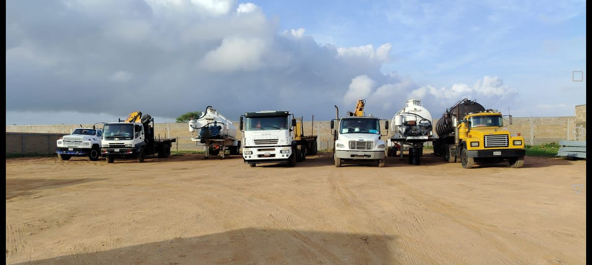 Camiones y maquinarias disponibles para alquiler en operaciones industriales