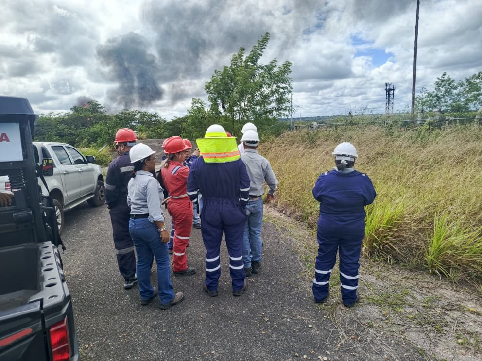 Equipo industrial realizando estudios especiales