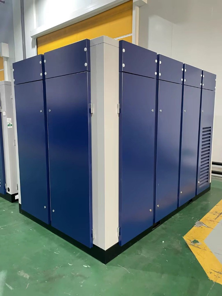 Gabinetes eléctricos industriales azules en área de almacén