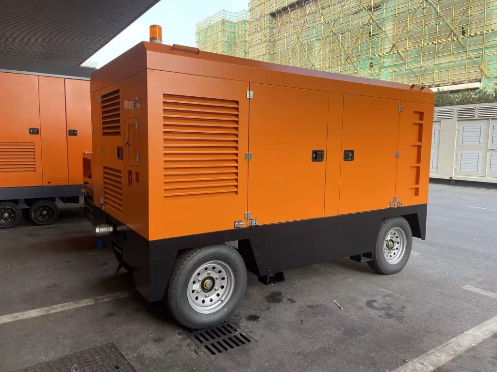 Compresor industrial móvil naranja sobre remolque