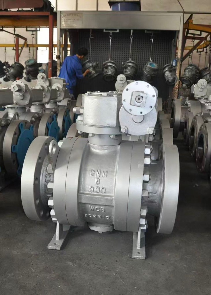 Válvula de bola industrial de gran calibre en taller de fabricación